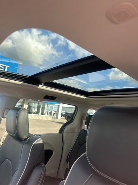 Used 2024 Chrysler Pacifica Limited image 13