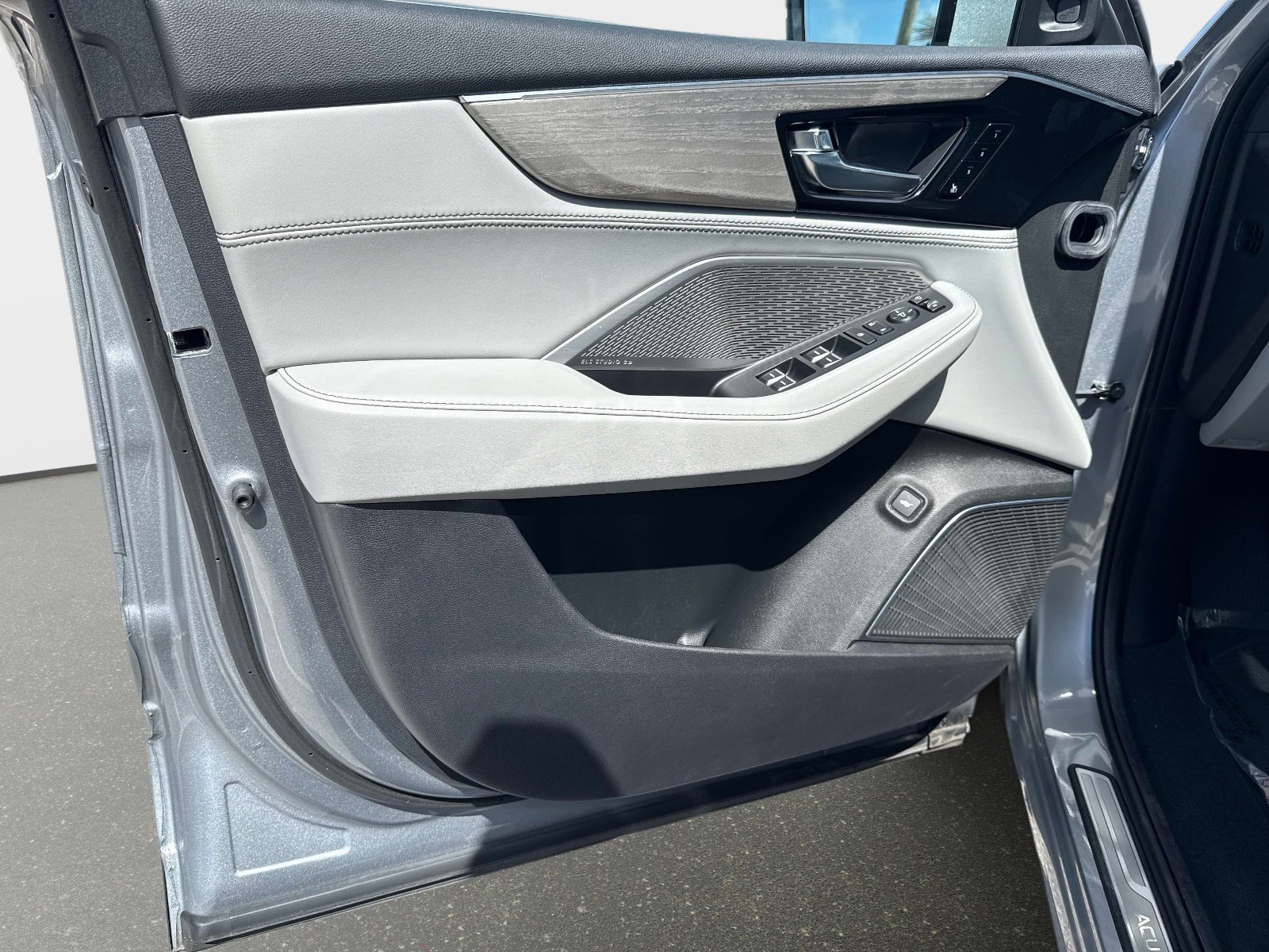 Used 2023 Acura MDX SH-AWD w/ Advance Package image 17