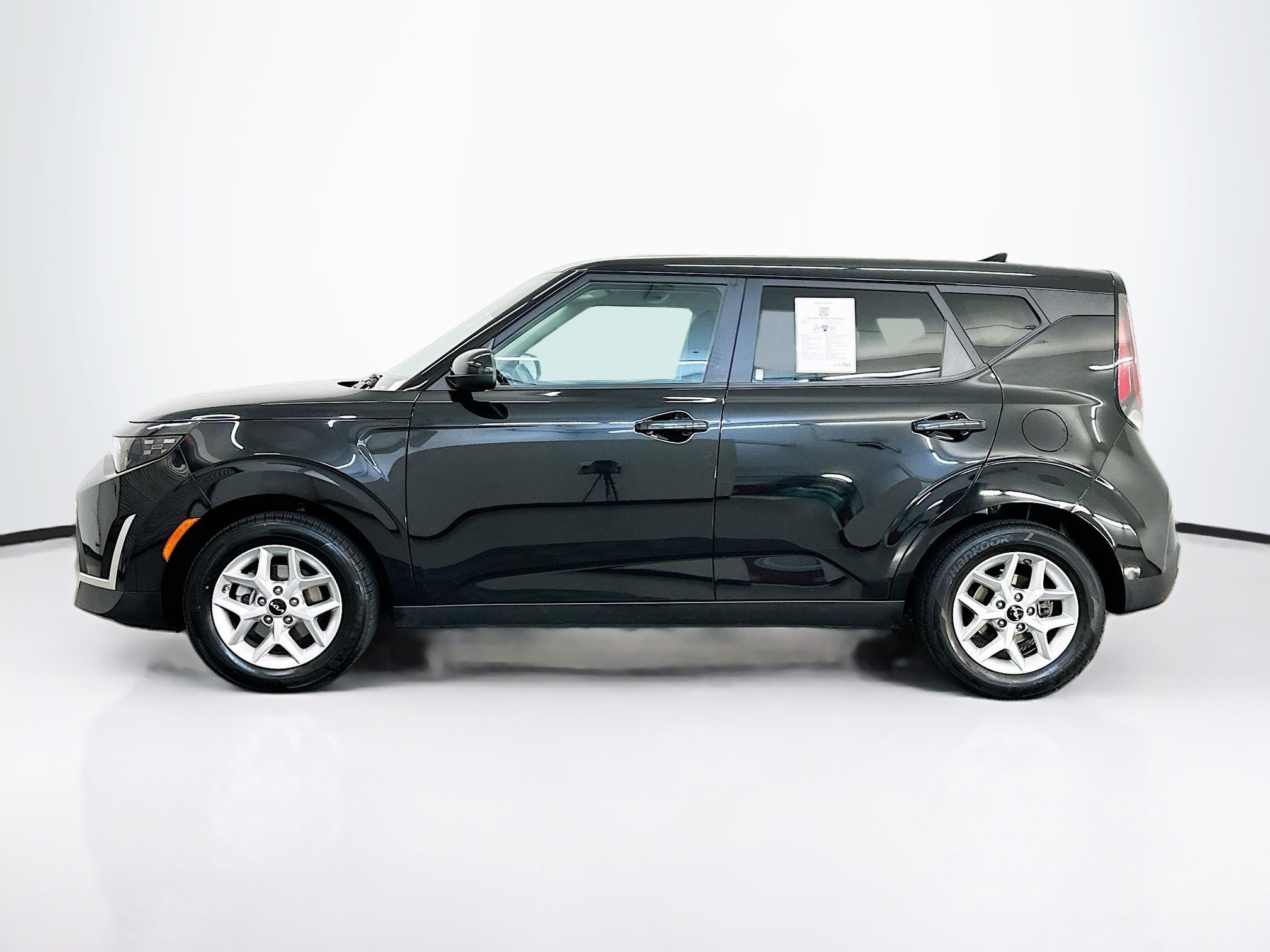 Used 2025 Kia Soul LX w/ LX Technology Package FWD image 4