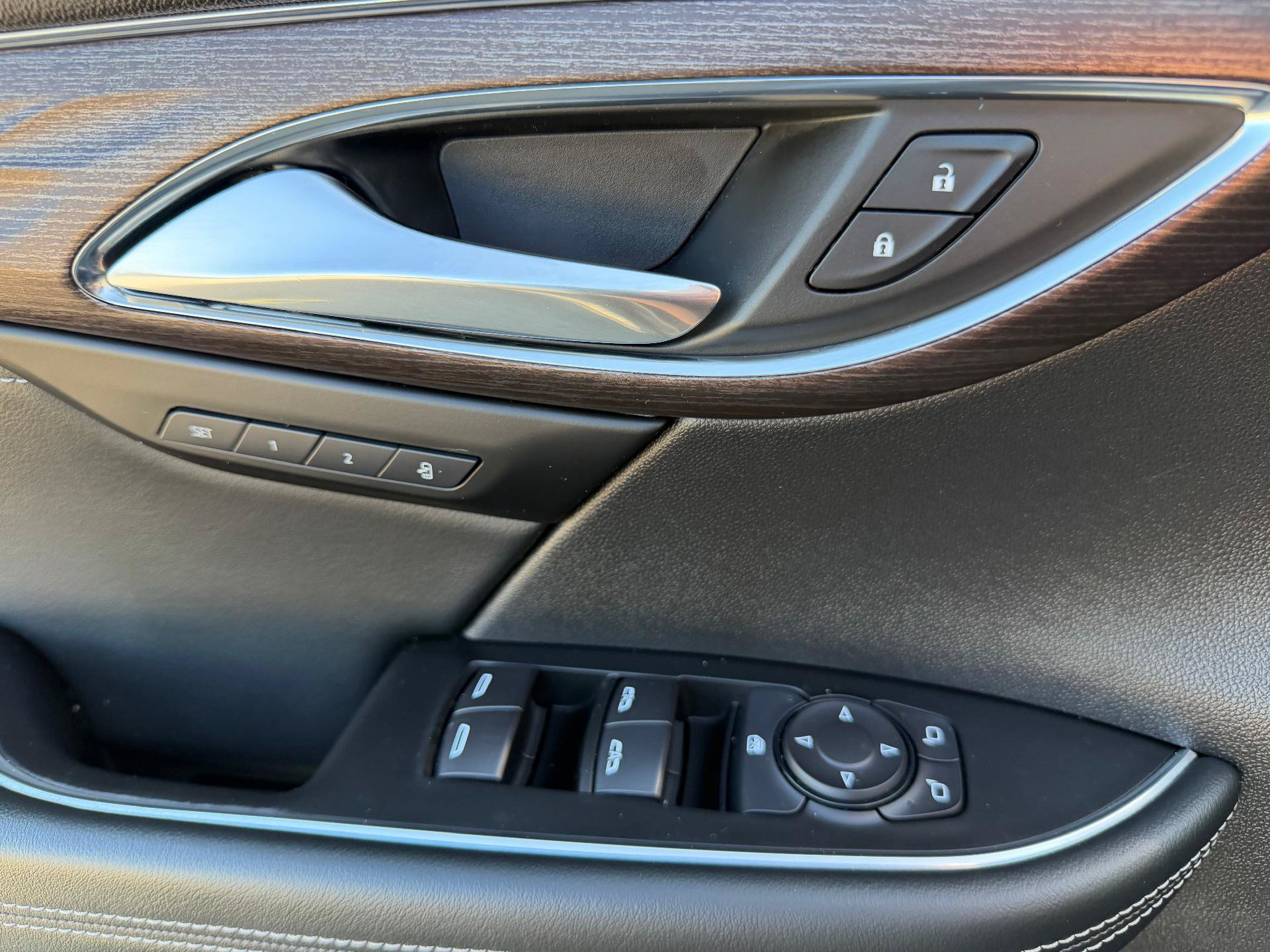 Certified 2022 Buick Envision Avenir w/ Technology Package II AWD/4WD image 33