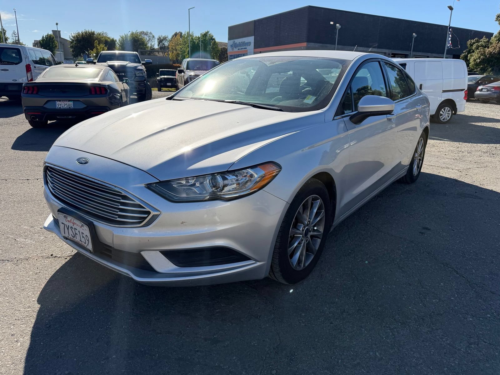 Used 2017 Ford Fusion SE w/ Fusion SE Technology Package FWD image 1