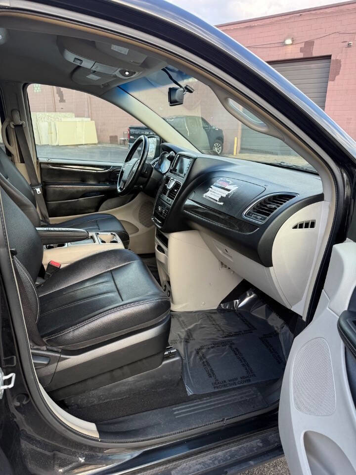 Used 2014 Chrysler Town & Country Touring FWD image 16