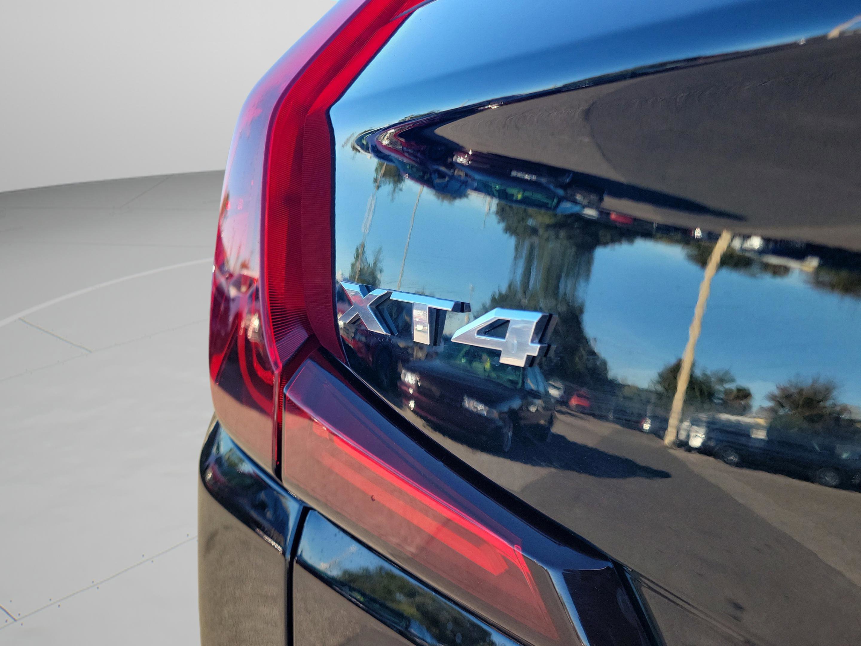 Used 2022 Cadillac XT4 Premium Luxury w/ Enhanced Visibility Package image 9