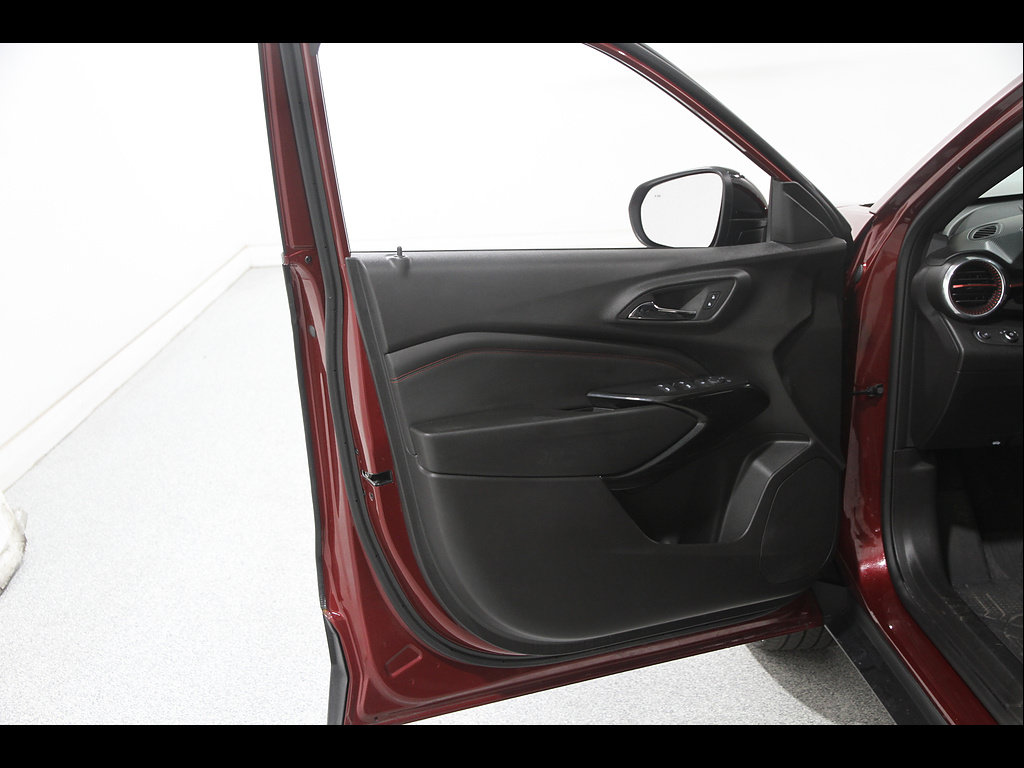 Certified 2025 Chevrolet Trax RS w/ Driver Confidence Package FWD image 4