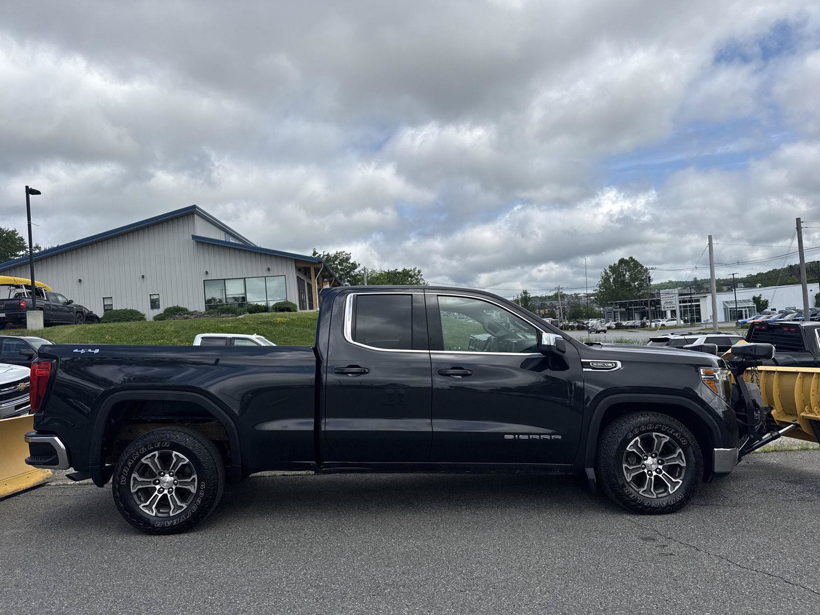 Used 2020 GMC Sierra 1500 SLE w/ Remote Start Package AWD/4WD image 4
