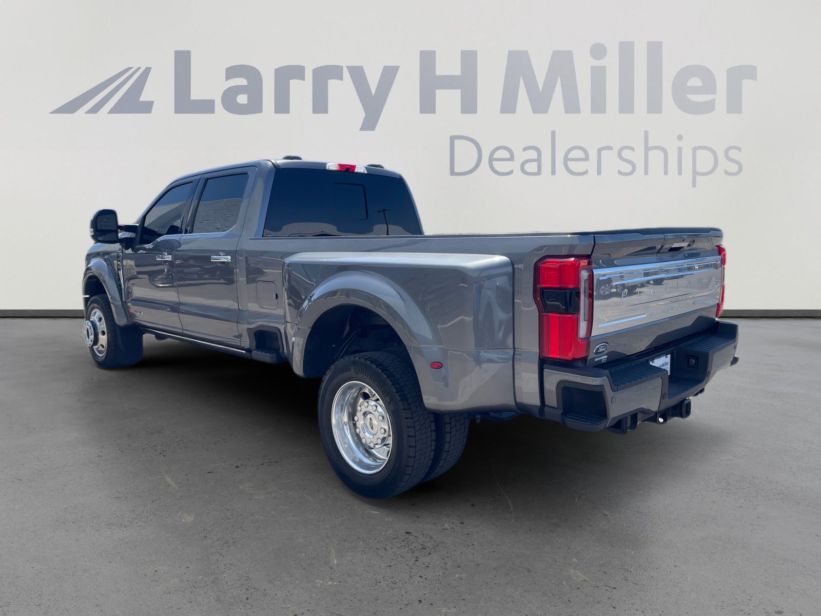 Certified 2024 Ford F450 Platinum w/ FX4 Off-Road Package AWD/4WD image 3