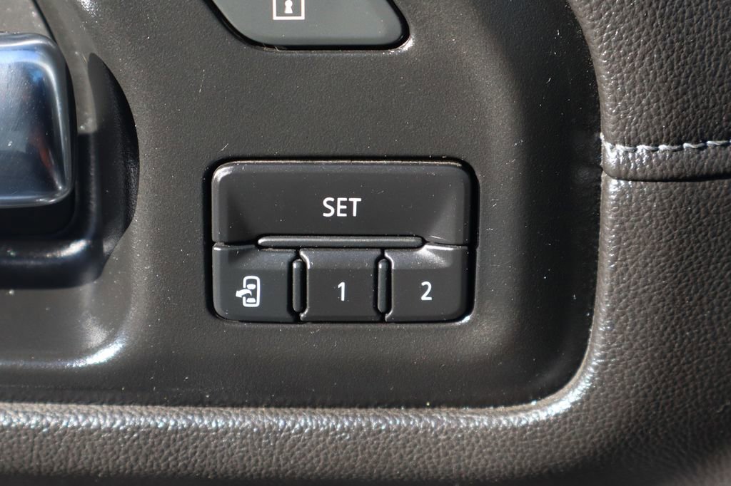 Used 2021 Chevrolet Silverado 2500 LTZ w/ LTZ Convenience Package image 18