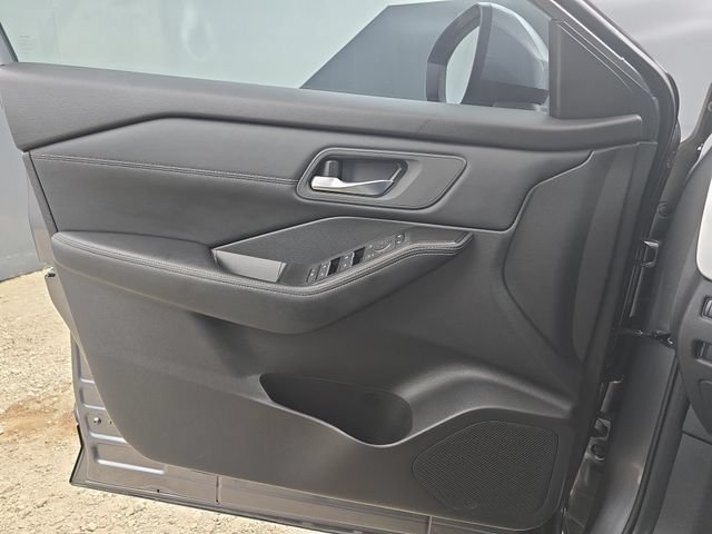 Used 2025 Nissan Rogue SL FWD image 32