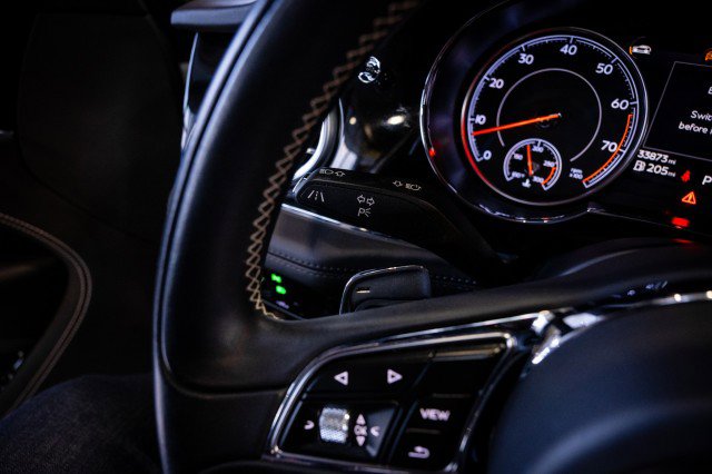 Used 2018 Bentley Bentayga image 44