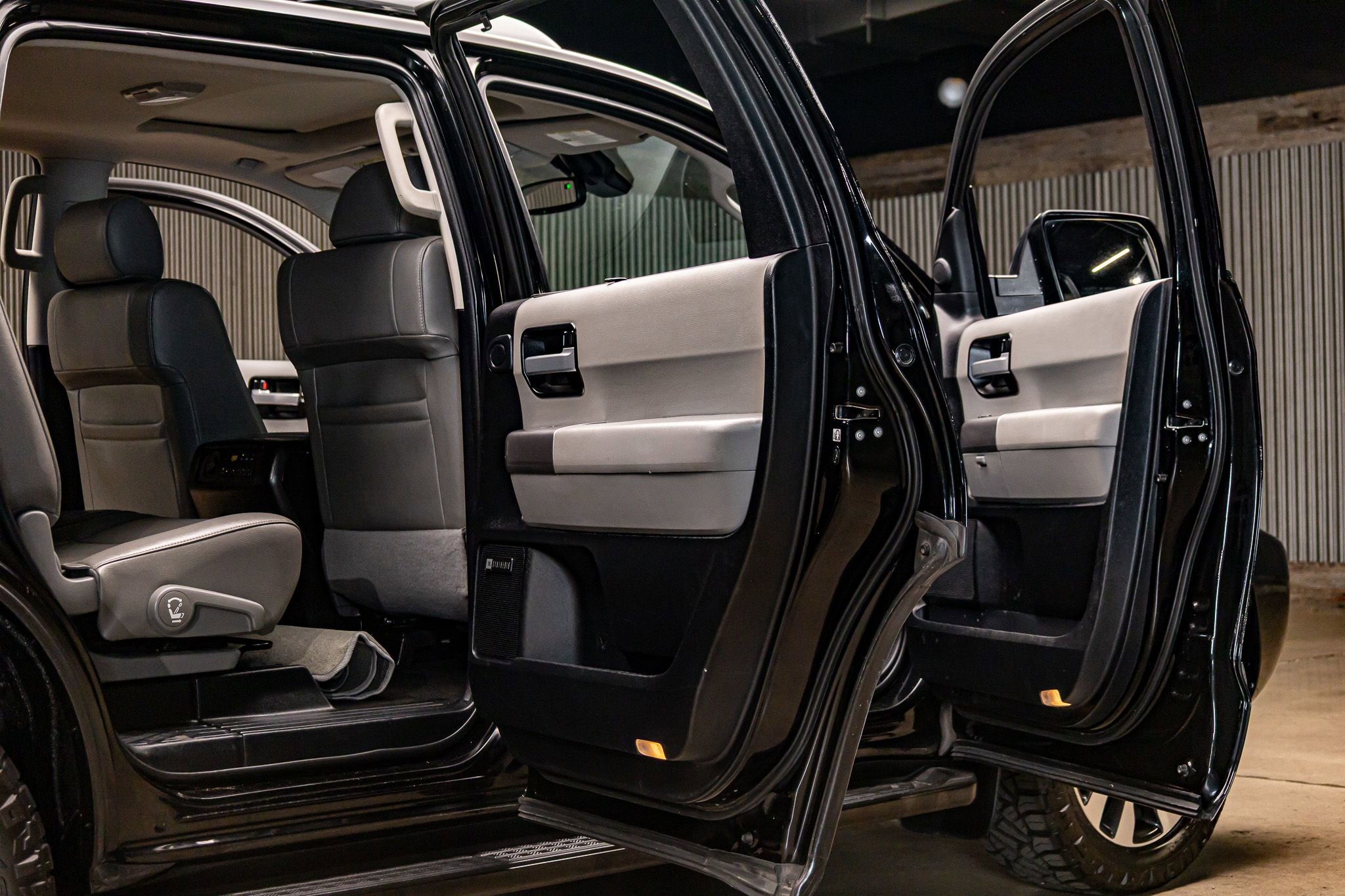 Used 2022 Toyota Sequoia Limited image 29