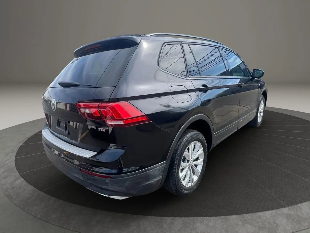 Used 2018 Volkswagen Tiguan S FWD image 5