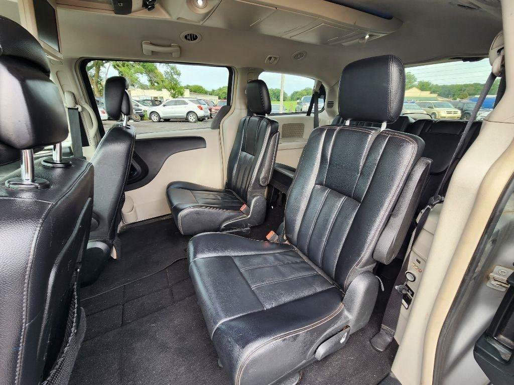 Used 2014 Chrysler Town & Country Touring FWD image 17