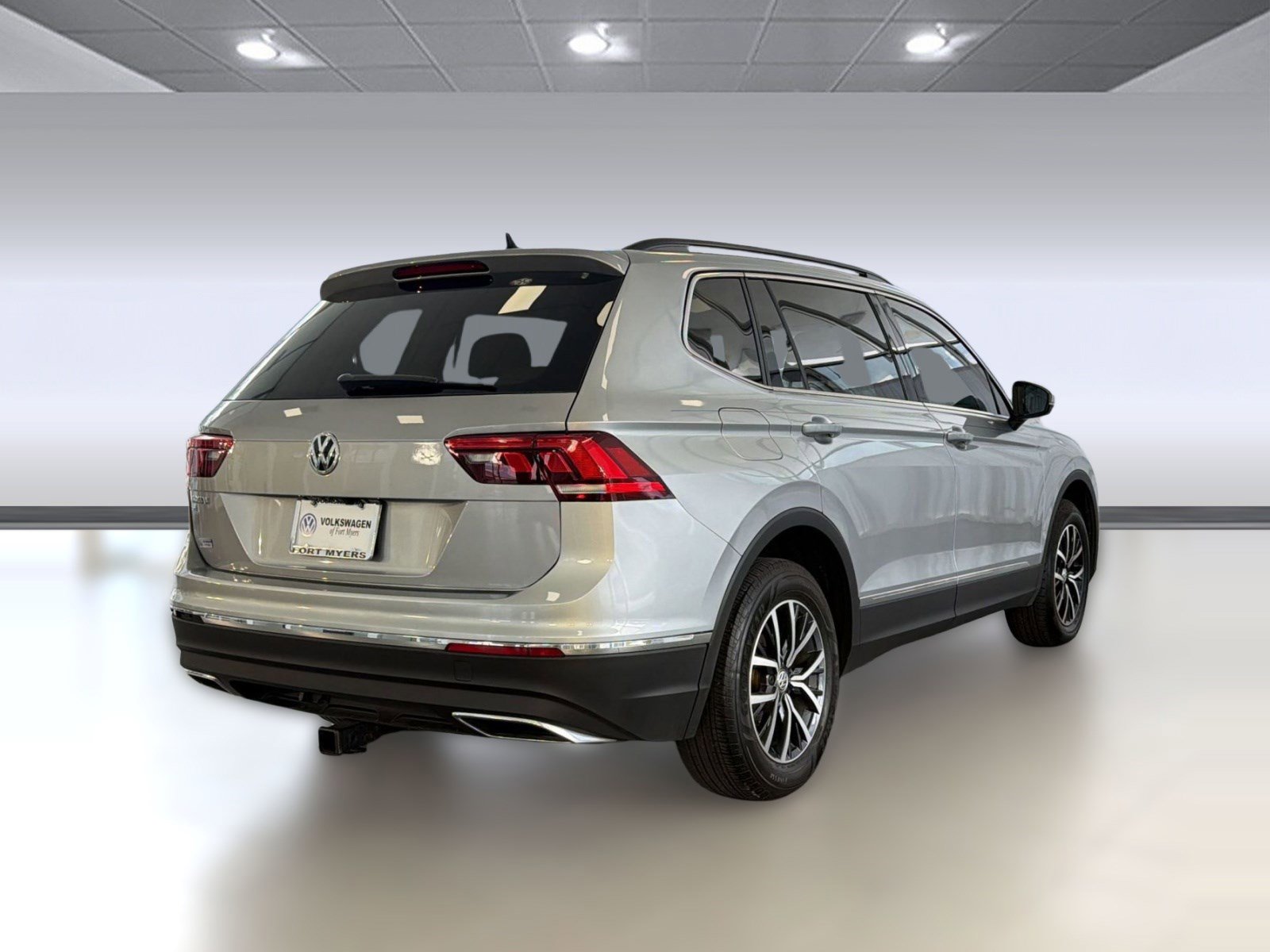 Used 2021 Volkswagen Tiguan SE w/ Panoramic Sunroof Package image 9