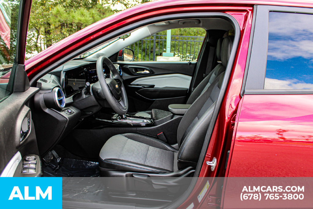 Used 2025 Chevrolet Trax LT FWD image 16