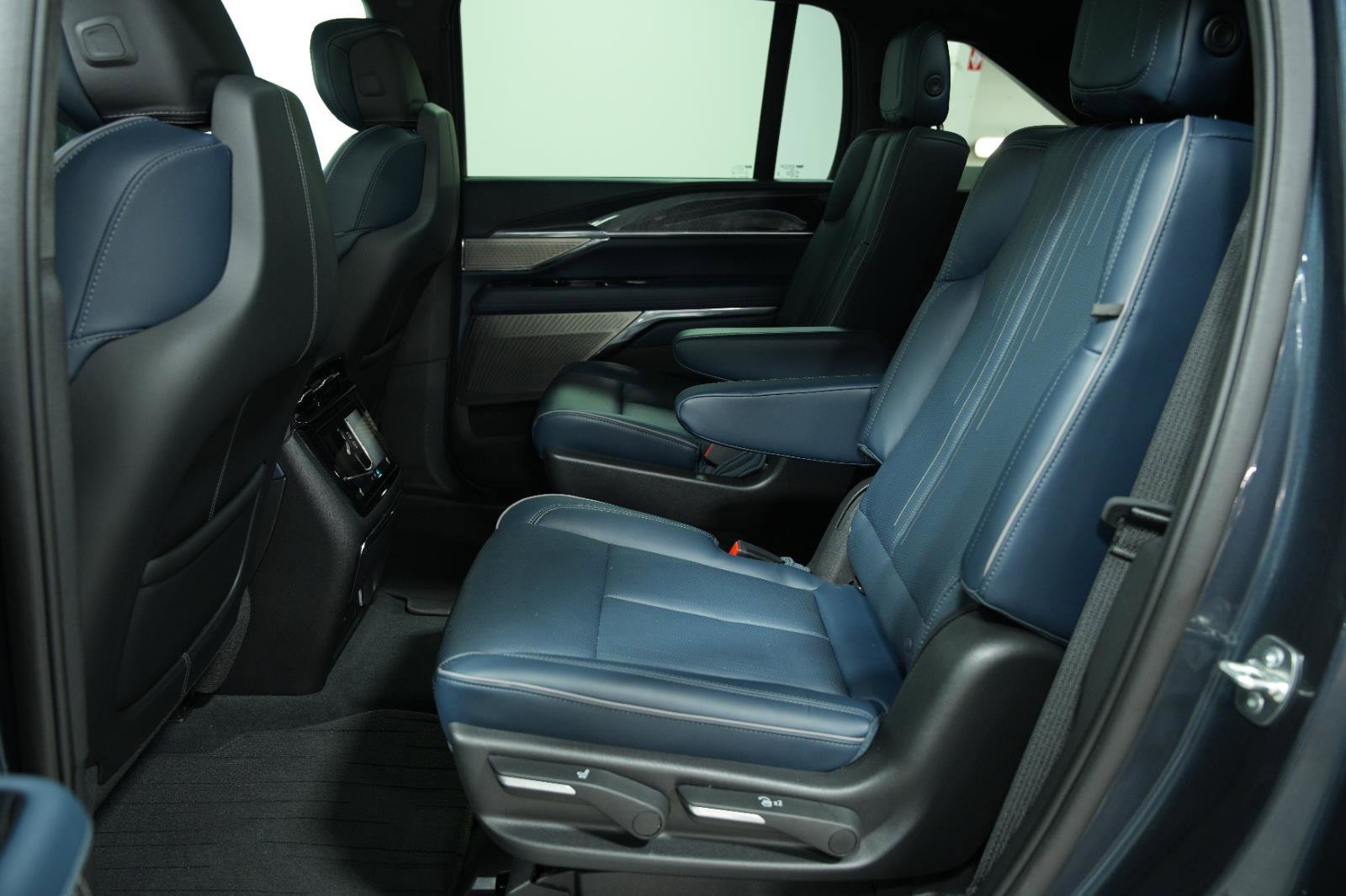 Used 2025 Cadillac Escalade IQ Luxury 2 w/ LPO, Premium Carpet Package image 21