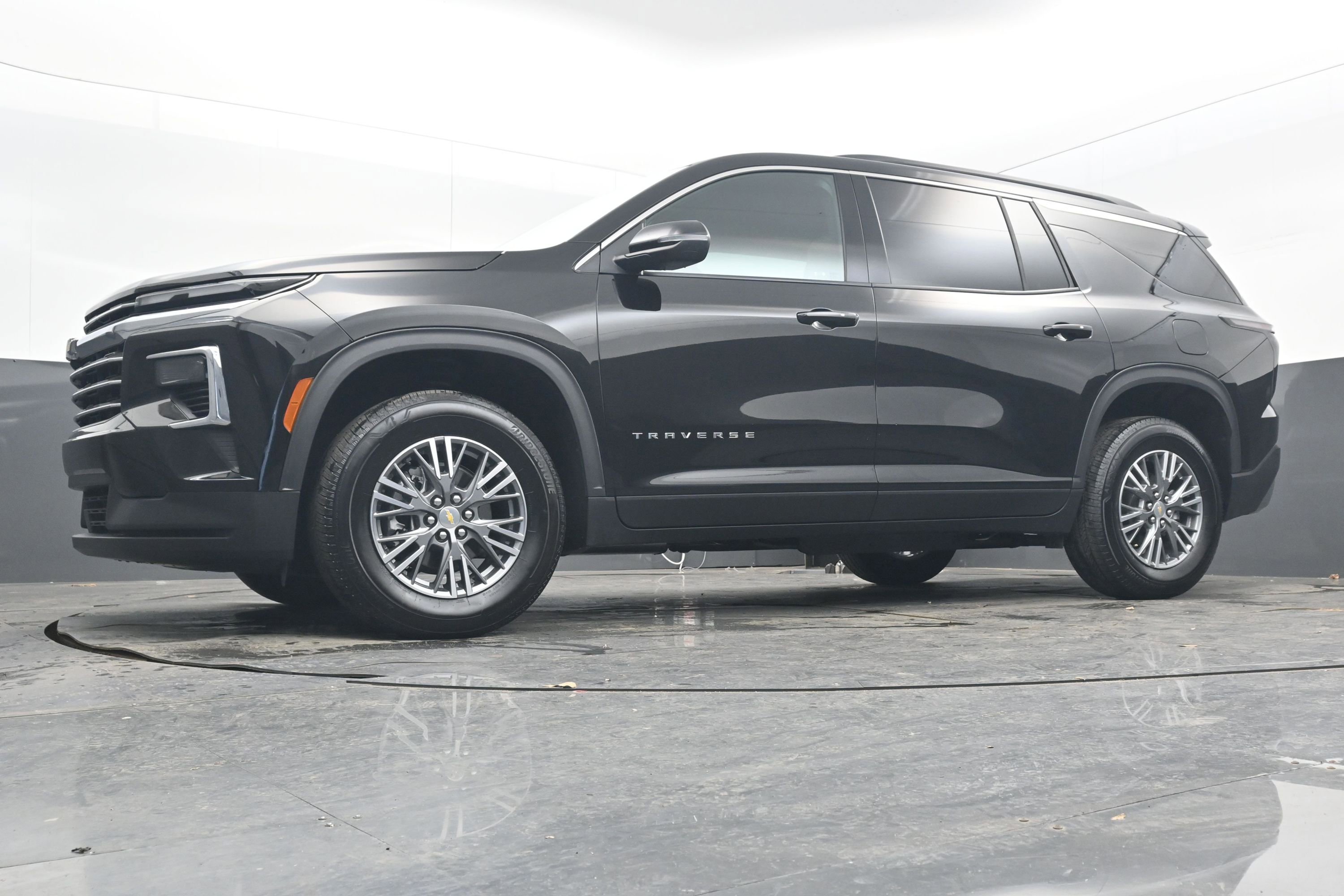 Used 2025 Chevrolet Traverse LT image 28