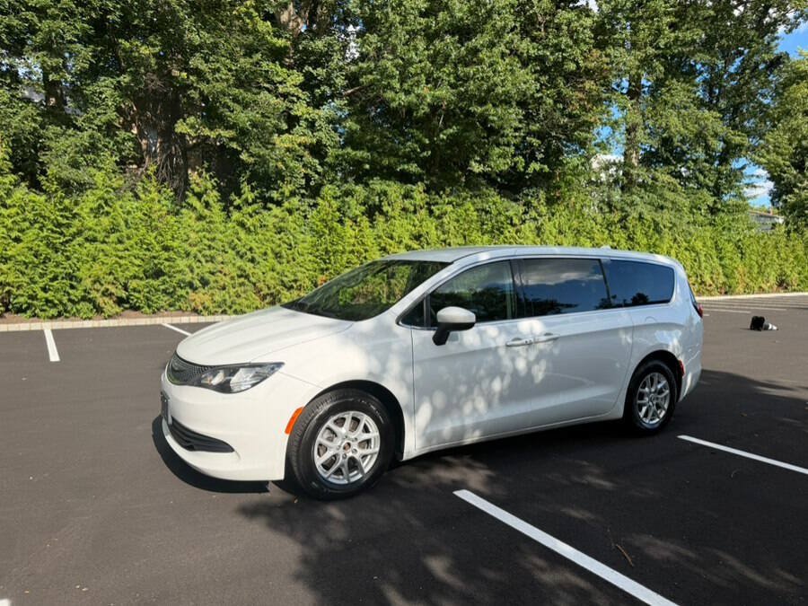 Used 2020 Chrysler Voyager LX FWD image 4