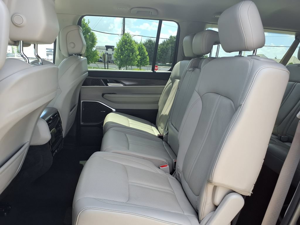 Used 2024 Jeep Wagoneer L Series II w/ Flexible Seating Group AWD/4WD image 20