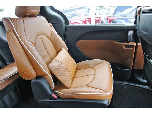 Used 2025 Chrysler Pacifica Pinnacle FWD image 10