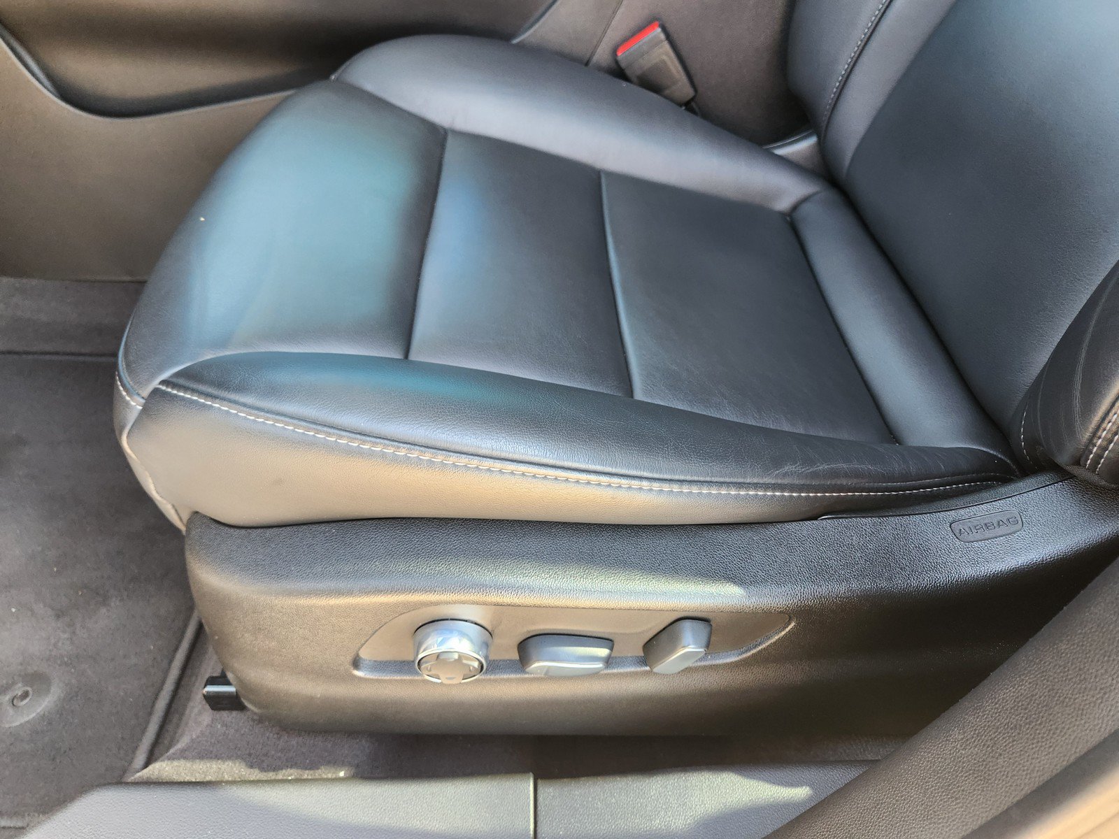 Certified 2024 Cadillac XT4 Premium Luxury w/ Cold Weather Package FWD image 21