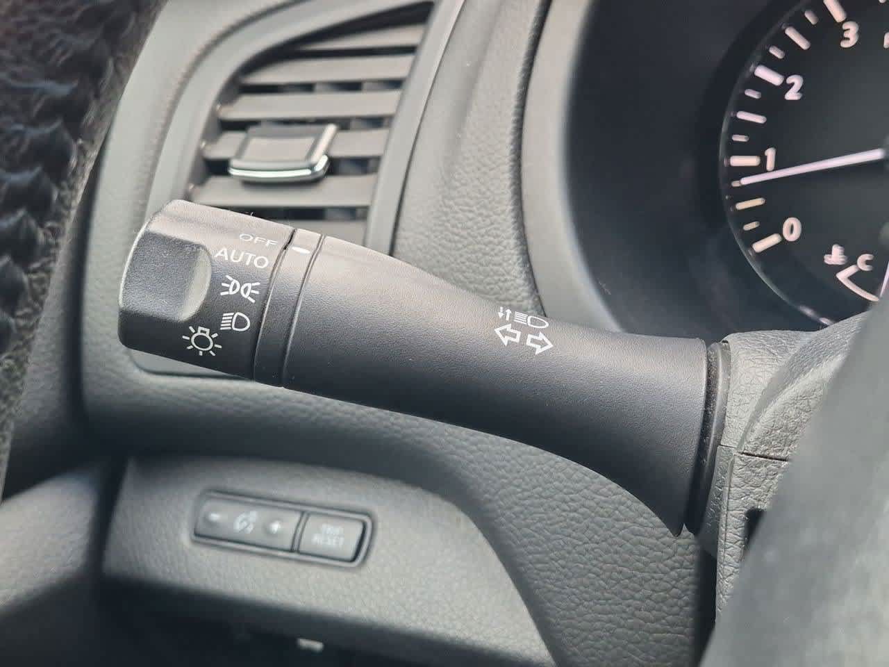 Used 2014 Nissan Altima 2.5 SV FWD image 26