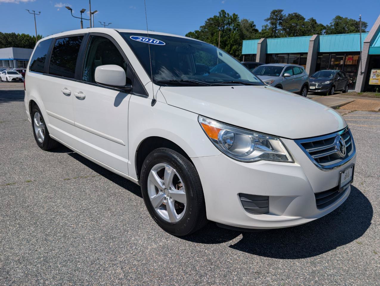 Used 2010 Volkswagen Routan SEL FWD image 13
