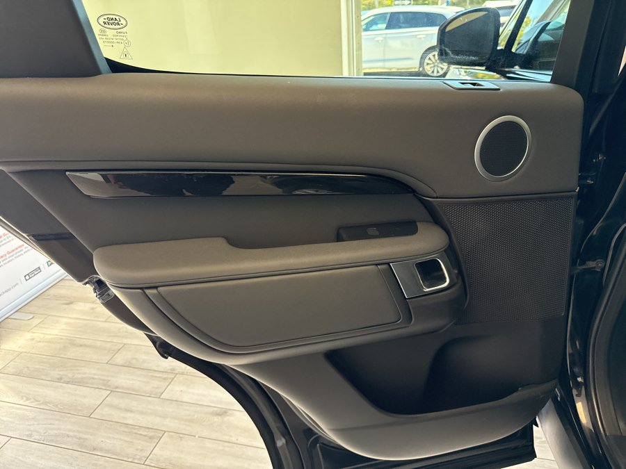 Used 2019 Land Rover Discovery SE AWD/4WD image 8