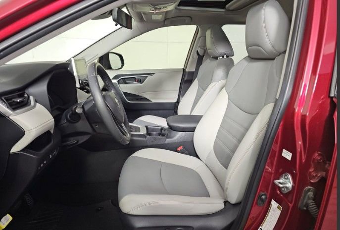Used 2020 Toyota RAV4 XLE Premium FWD image 3