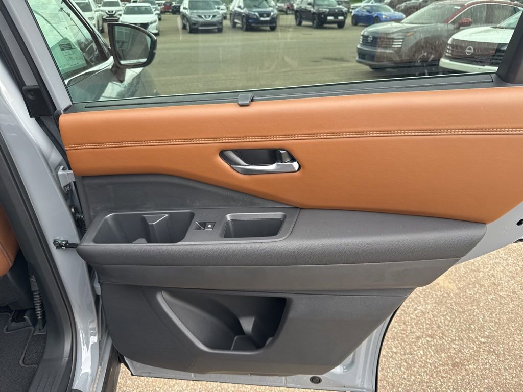 New 2026 Nissan Pathfinder Platinum image 35