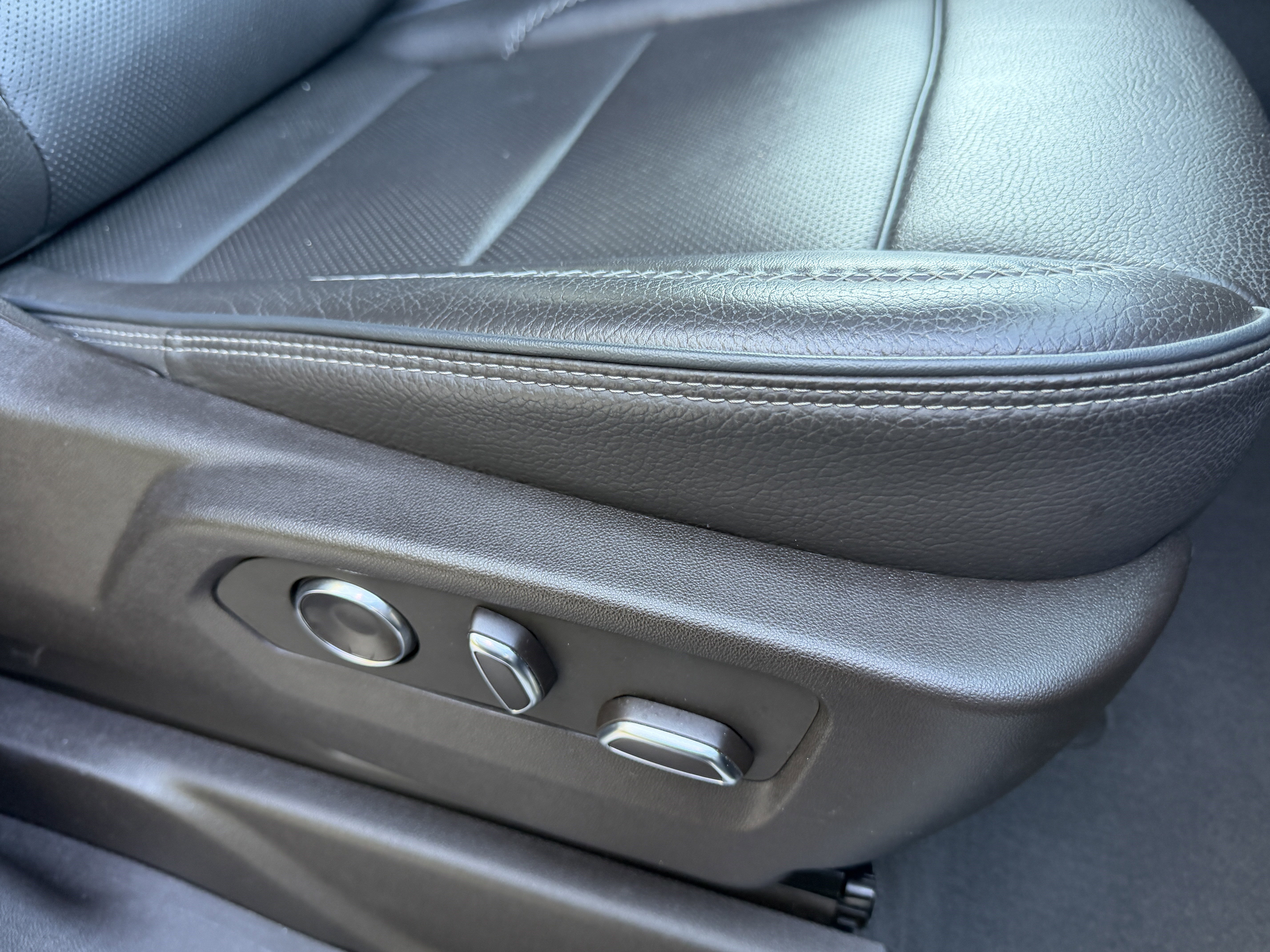 Used 2023 GMC Yukon Denali AWD/4WD image 14