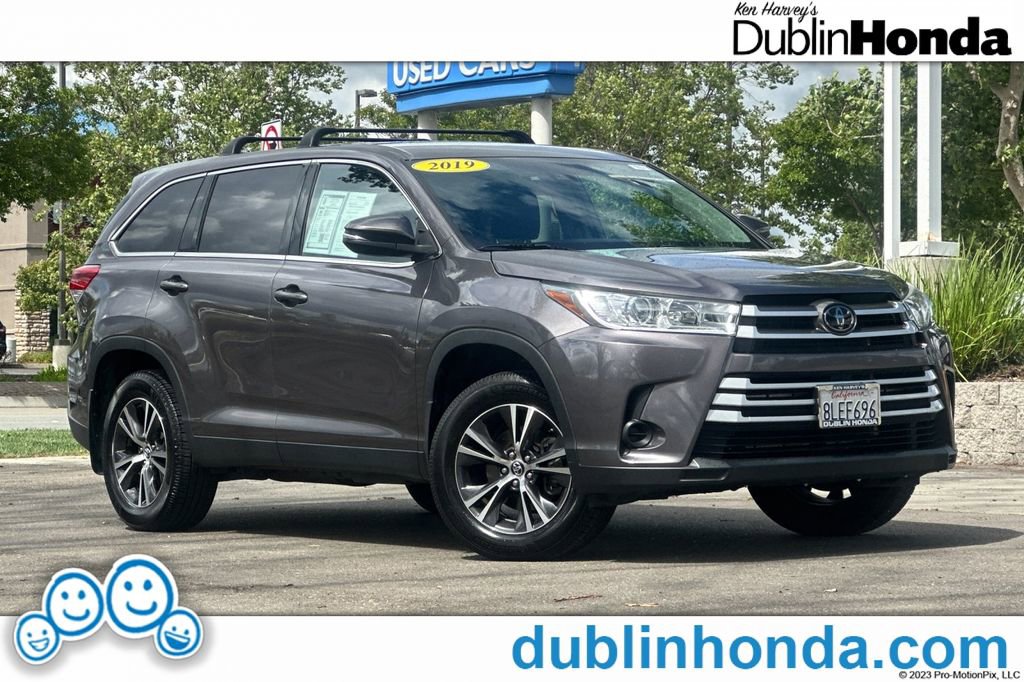 Used 2019 Toyota Highlander LE image 1