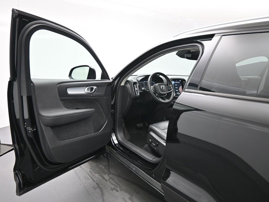 Used 2022 Volvo XC40 T5 Momentum AWD/4WD image 8