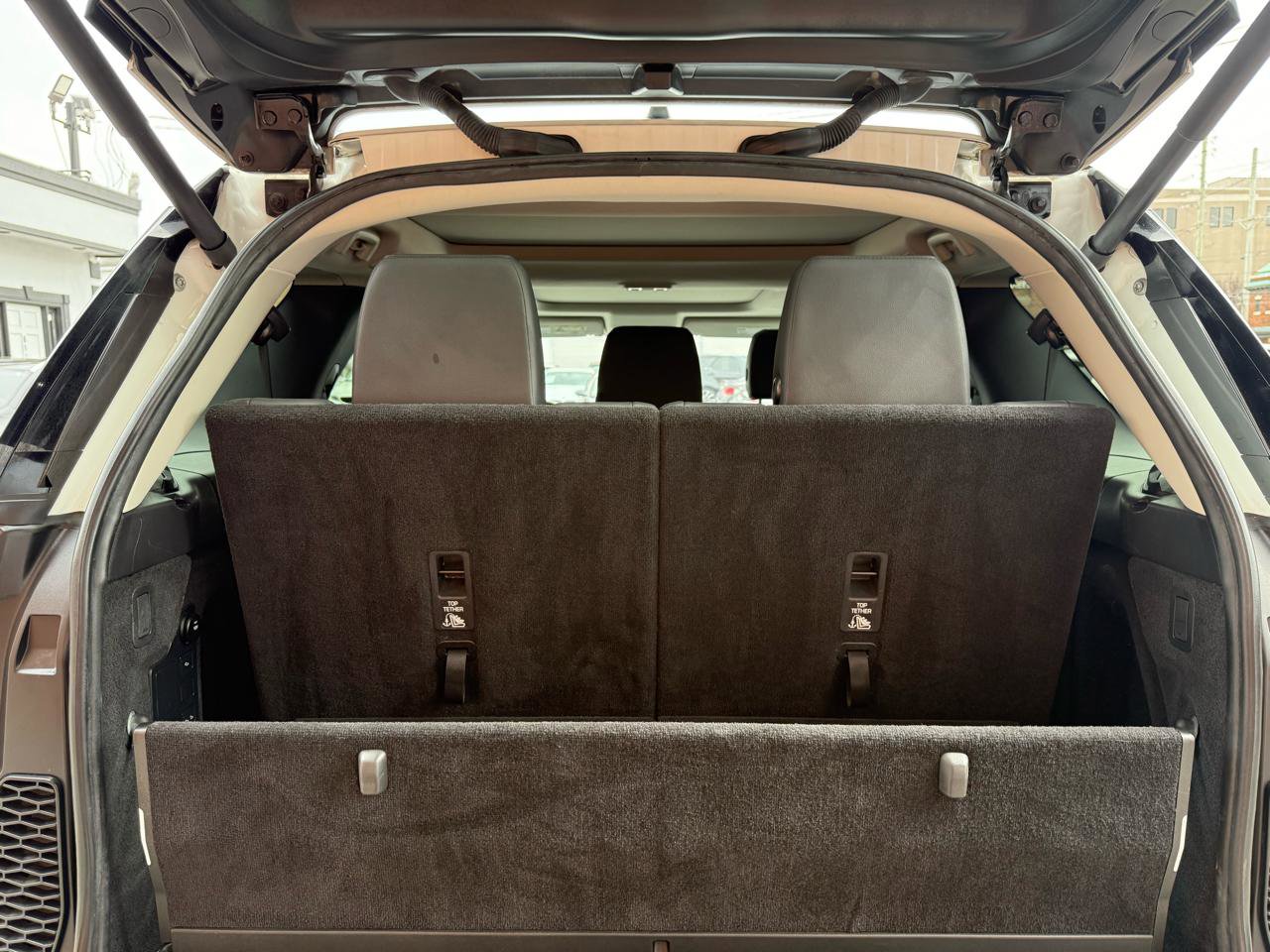 Used 2017 Land Rover Discovery HSE image 10