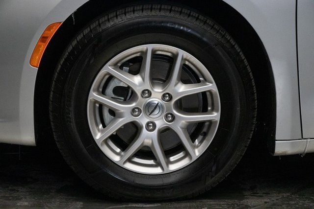 Used 2024 Chrysler Pacifica Touring-L image 8