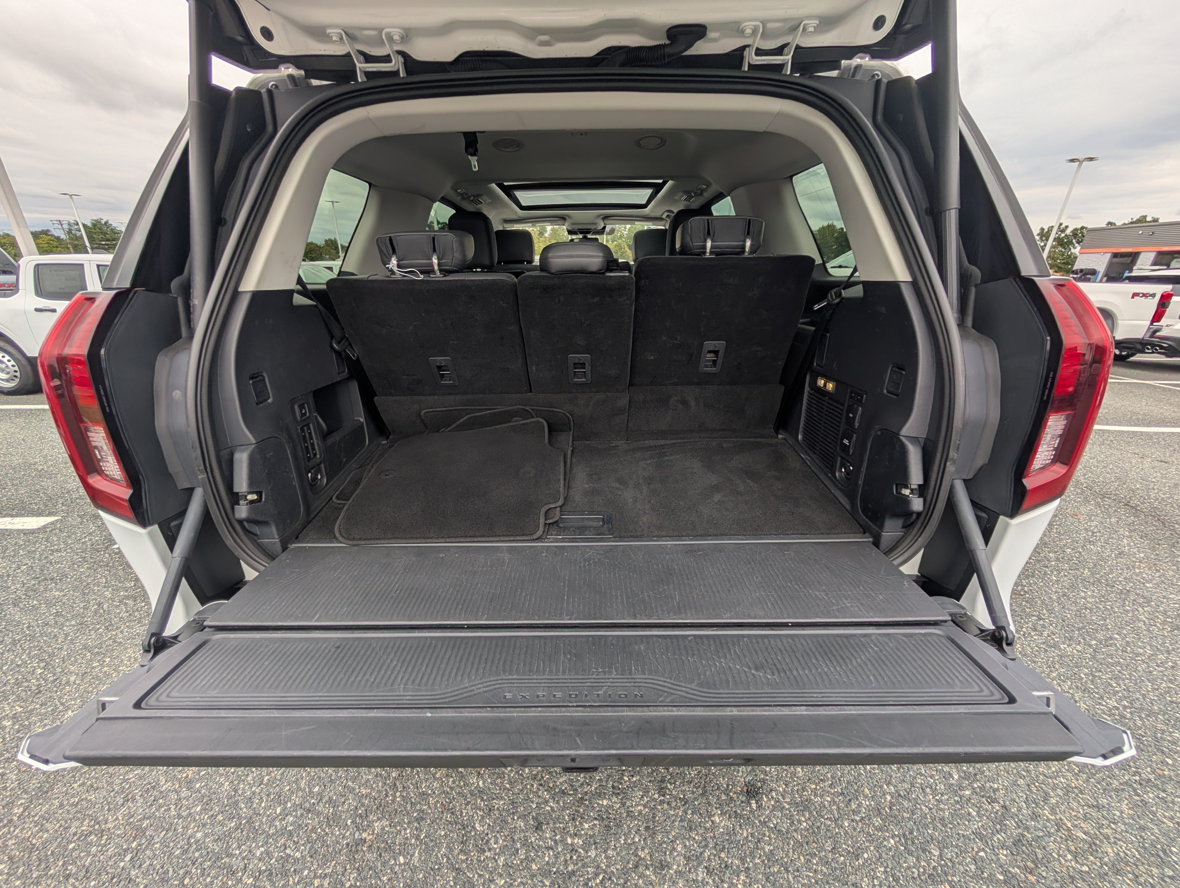 Certified 2025 Ford Expedition Active AWD/4WD image 17