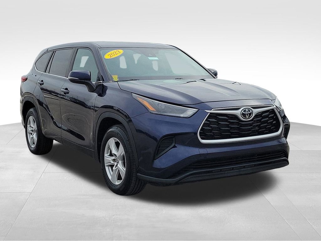 Used 2023 Toyota Highlander LE image 3