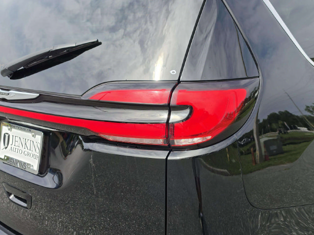 Used 2024 Chrysler Pacifica Touring-L FWD image 19