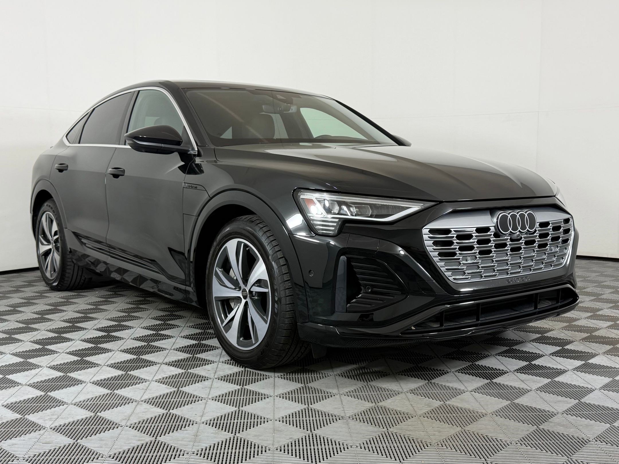 Used 2024 Audi Q8 e-tron Premium Plus w/ Premium Plus Package image 7