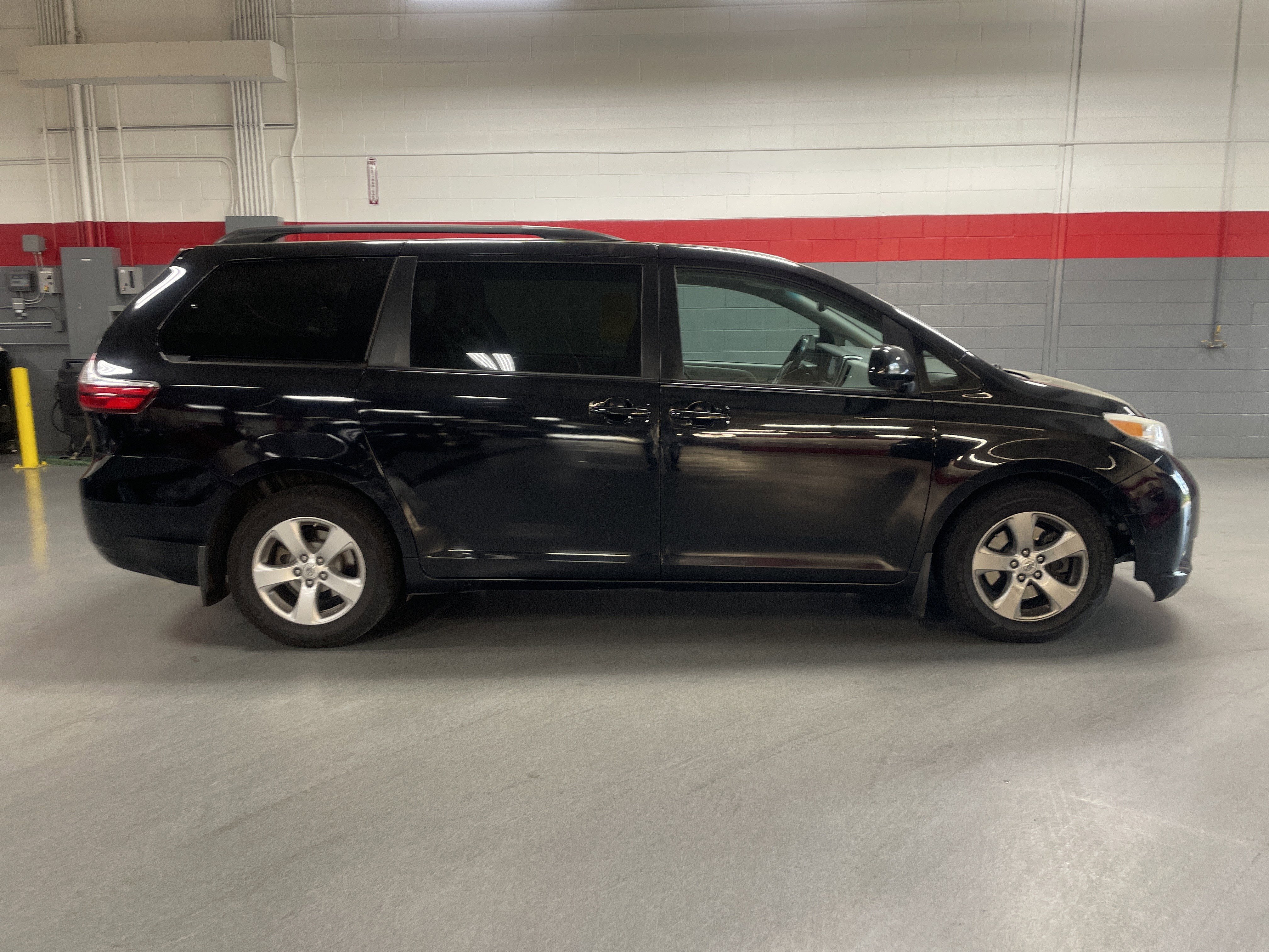 Used 2017 Toyota Sienna LE image 7