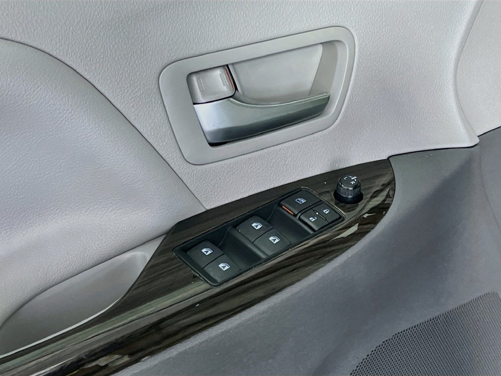 Used 2019 Toyota Sienna XLE FWD image 17