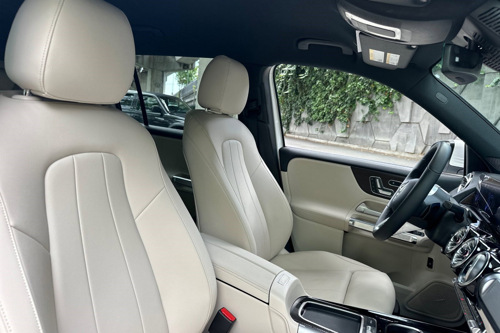 Used 2025 Mercedes-Benz EQB 300 4MATIC image 32