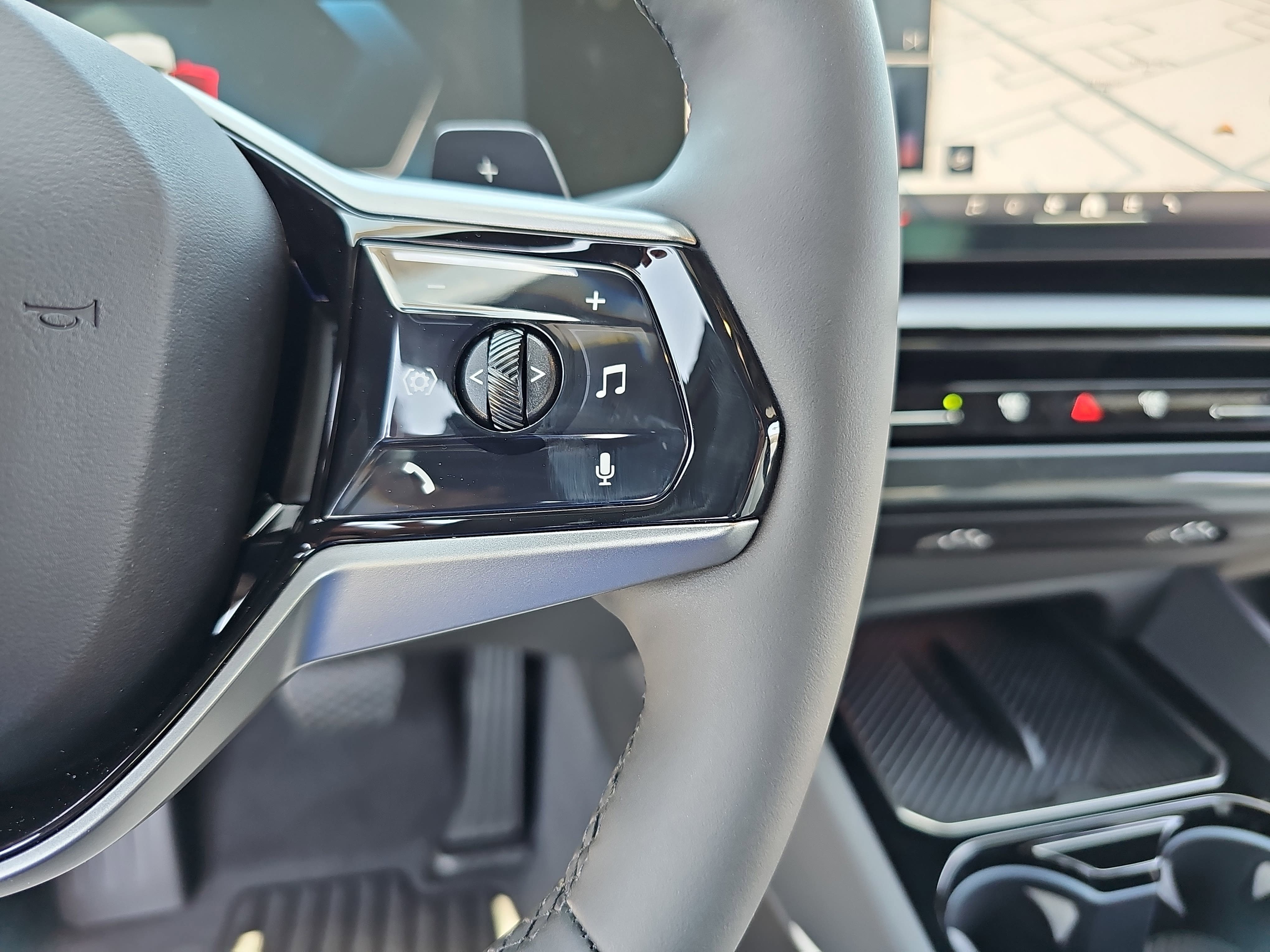 Used 2025 BMW 530i w/ Premium Package RWD image 19