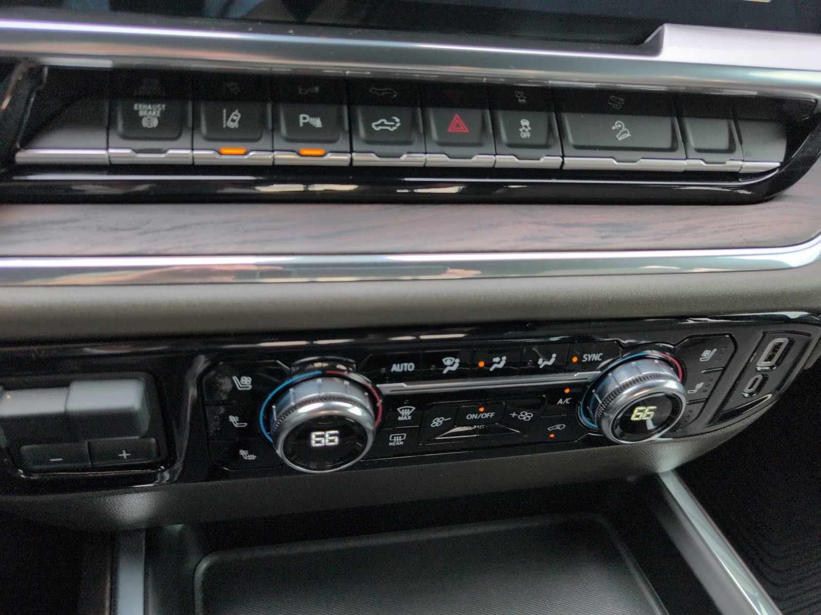 Used 2024 GMC Sierra 2500 SLT w/ SLT Premium Package image 29