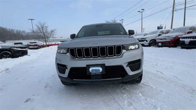 Used 2023 Jeep Grand Cherokee Laredo image 3