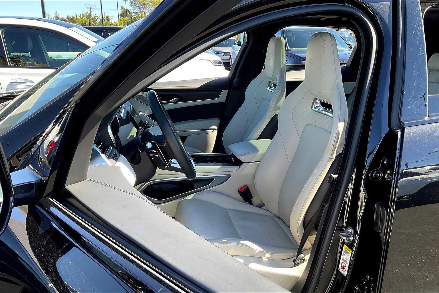 Used 2024 Jaguar F-PACE SVR image 27