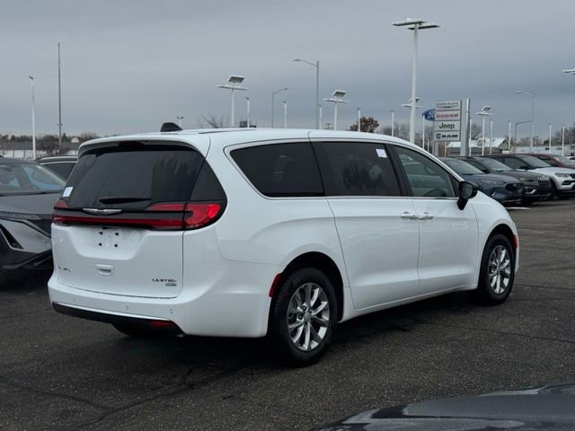 New 2026 Chrysler Pacifica Limited w/ Uconnect Theater Family Group image 5