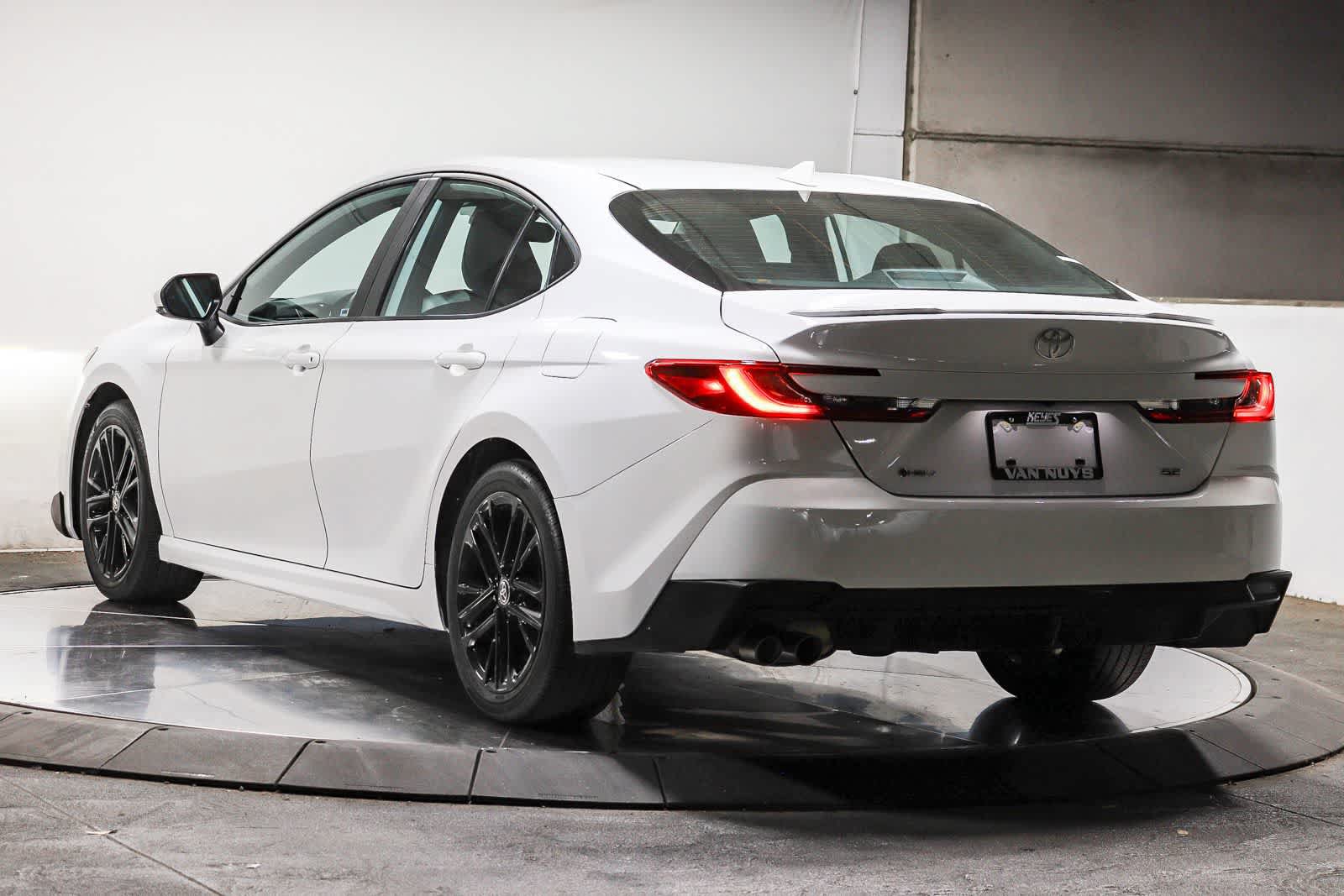 Used 2025 Toyota Camry SE w/ Convenience Package FWD image 4