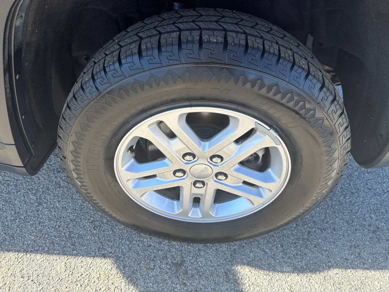 Used 2024 Jeep Grand Cherokee Laredo image 19