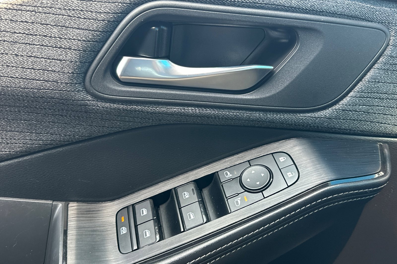 Used 2023 Nissan Rogue SV image 11