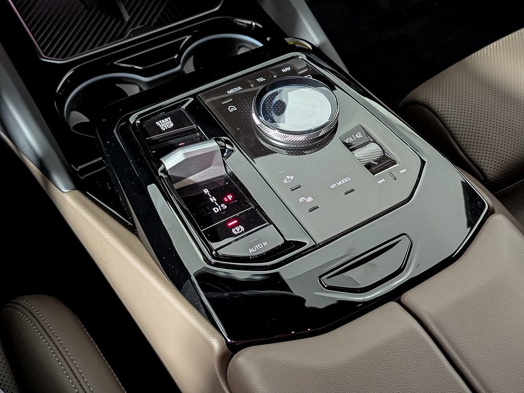 Used 2025 BMW 530i xDrive w/ Premium Package image 38